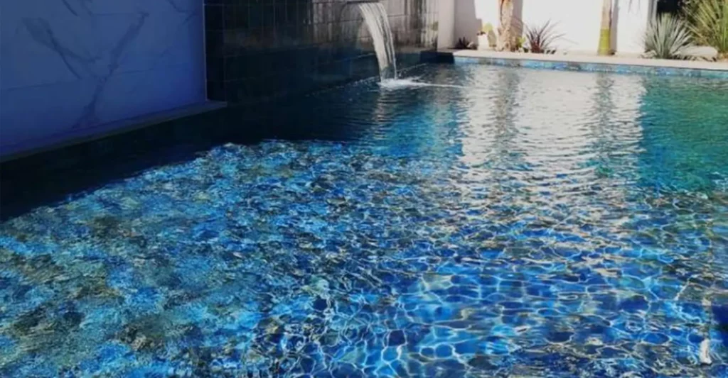 piscine avec carrelage bleu