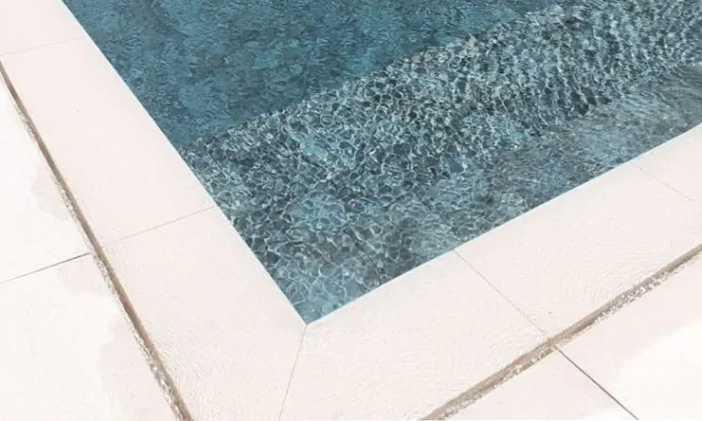 piscine avec carrelage gris