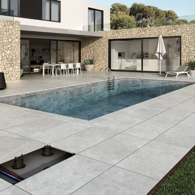 Piscine et terrasse avec carrelage grand format effet beton