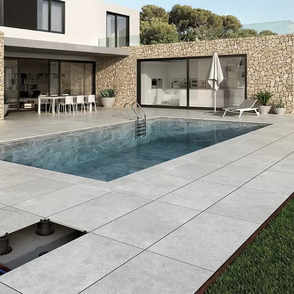Terrasse piscine avec carrelage sur plots